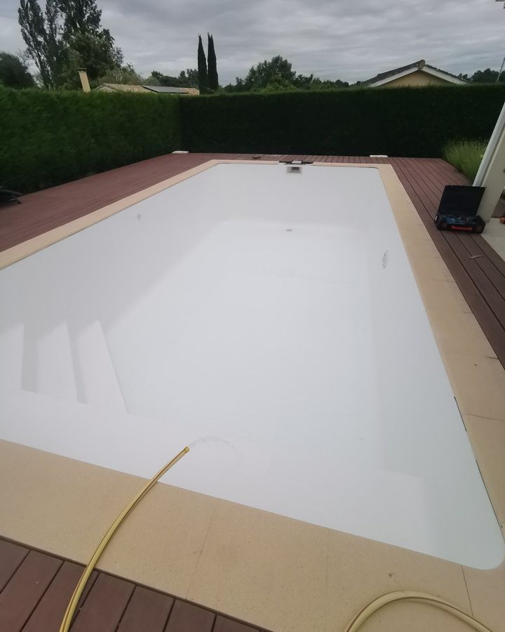 Liner neuf posé dans un bassin, avant la mise en eau
