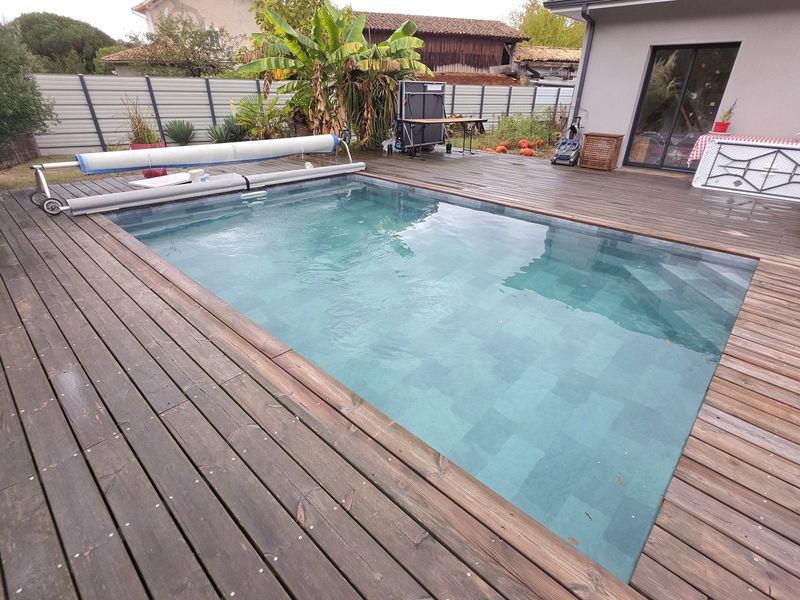 Piscine rénovée avec un liner effet pierre et une terrasse en bois, chantier Technicliner